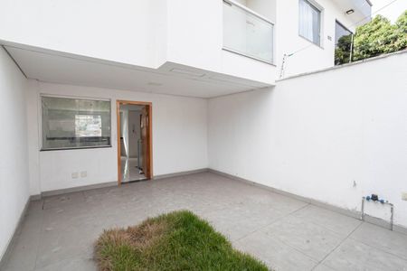 Casa à venda com 150m², 3 quartos e 2 vagas Casa à venda com 150m², 3 quartos e 2 vagasEntrada