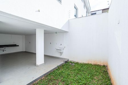 Casa à venda com 150m², 3 quartos e 2 vagas Casa à venda com 150m², 3 quartos e 2 vagasQuintal