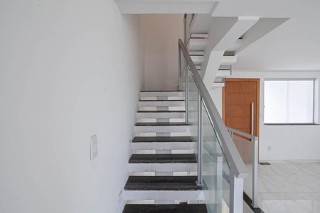 Casa à venda com 150m², 3 quartos e 2 vagas Casa à venda com 150m², 3 quartos e 2 vagasEscada