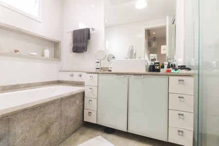 Apartamento à venda com 158m², 3 quartos e 4 vagas Apartamento à venda com 158m², 3 quartos e 4 vagasBanheiro Suíte 1