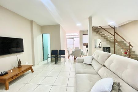 Casa de condomínio para alugar com 216m², 3 quartos e 1 vagaSala