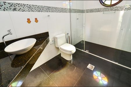 Casa para alugar com 480m², 5 quartos e 4 vagasBanheiro Suíte 2