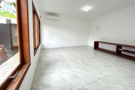 Sala de casa para alugar com 3 quartos, 220m² em Rio Tavares, Florianópolis