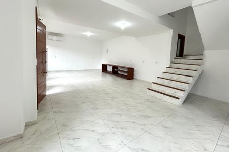 Casa para alugar com 220m², 3 quartos e 3 vagasSala