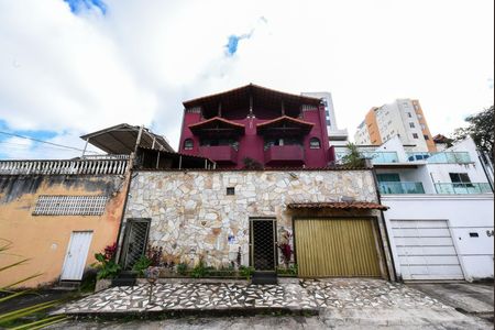 Casa à venda com 1200m², 6 quartos e 2 vagas Casa à venda com 1200m², 6 quartos e 2 vagasFachada