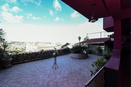 Casa à venda com 1200m², 6 quartos e 2 vagas Casa à venda com 1200m², 6 quartos e 2 vagasVaranda