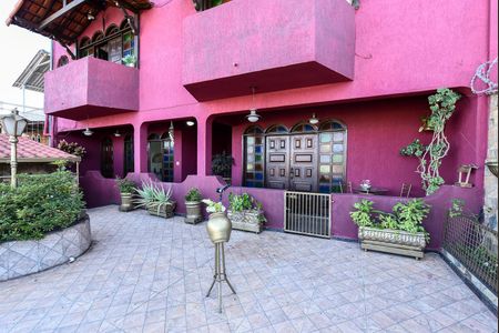 Casa à venda com 1200m², 6 quartos e 2 vagas Casa à venda com 1200m², 6 quartos e 2 vagasVaranda