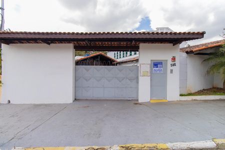 Casa para alugar com 696m², 4 quartos e 4 vagas Casa para alugar com 696m², 4 quartos e 4 vagasFachada e plaquinha