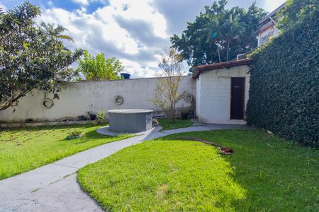 Casa para alugar com 696m², 4 quartos e 4 vagas Casa para alugar com 696m², 4 quartos e 4 vagasÁrea externa