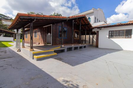 Casa para alugar com 696m², 4 quartos e 4 vagas Casa para alugar com 696m², 4 quartos e 4 vagasÁrea externa