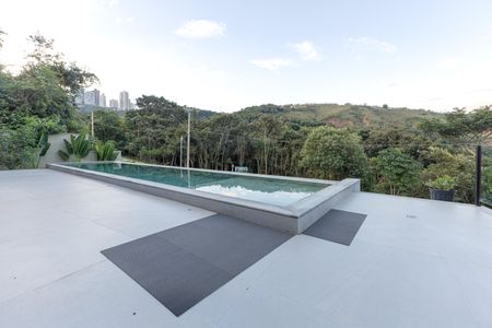 Casa de condomínio à venda com 320m², 4 quartos e 5 vagasPiscina