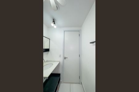 Banheiro de kitnet/studio para alugar com 1 quarto, 27m² em Santo Amaro, São Paulo