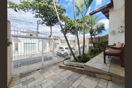 Casa à venda com 220m², 3 quartos e 6 vagas Casa à venda com 220m², 3 quartos e 6 vagasEntrada