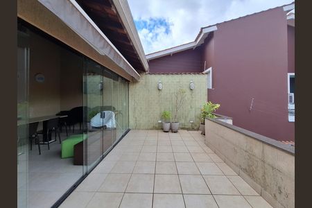 Casa à venda com 220m², 3 quartos e 6 vagas Casa à venda com 220m², 3 quartos e 6 vagasVaranda