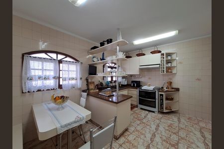 Casa à venda com 220m², 3 quartos e 6 vagas Casa à venda com 220m², 3 quartos e 6 vagasCozinha