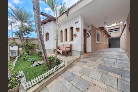 Casa à venda com 220m², 3 quartos e 6 vagas Casa à venda com 220m², 3 quartos e 6 vagasEntrada