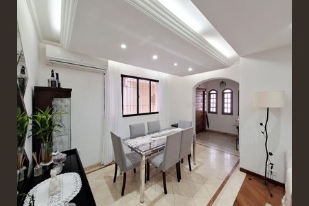 Casa à venda com 220m², 3 quartos e 6 vagas Casa à venda com 220m², 3 quartos e 6 vagasSala