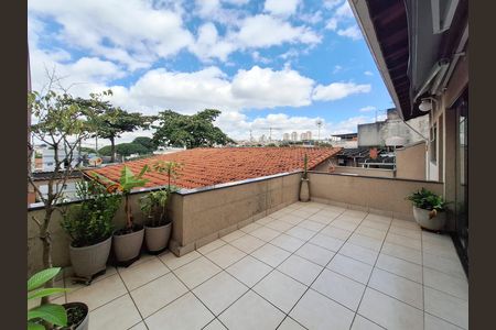 Casa à venda com 220m², 3 quartos e 6 vagas Casa à venda com 220m², 3 quartos e 6 vagasVaranda