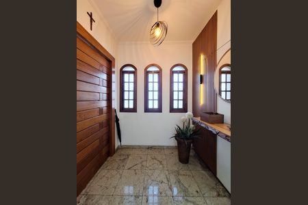 Casa à venda com 220m², 3 quartos e 6 vagas Casa à venda com 220m², 3 quartos e 6 vagasHall