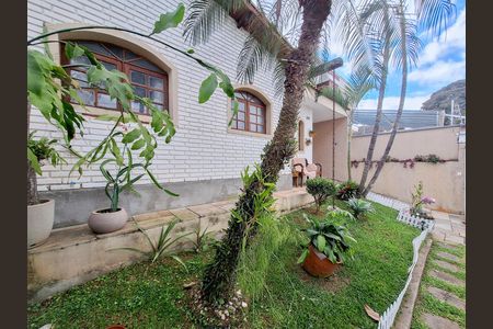 Casa à venda com 220m², 3 quartos e 6 vagas Casa à venda com 220m², 3 quartos e 6 vagasEntrada