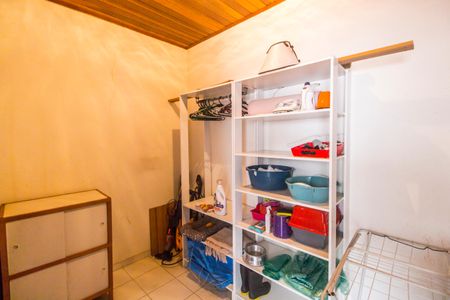 Casa de condomínio à venda com 438m², 3 quartos e 3 vagas Casa de condomínio à venda com 438m², 3 quartos e 3 vagasQuarto de Serviço