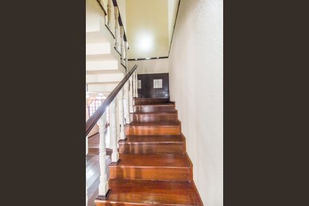 Casa de condomínio à venda com 438m², 3 quartos e 3 vagas Casa de condomínio à venda com 438m², 3 quartos e 3 vagasEscada