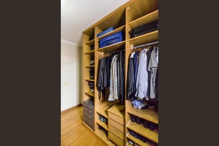 Casa de condomínio à venda com 438m², 3 quartos e 3 vagas Casa de condomínio à venda com 438m², 3 quartos e 3 vagasCloset da suíte