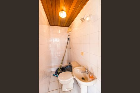 Casa de condomínio à venda com 438m², 3 quartos e 3 vagas Casa de condomínio à venda com 438m², 3 quartos e 3 vagasBanheiro de serviço