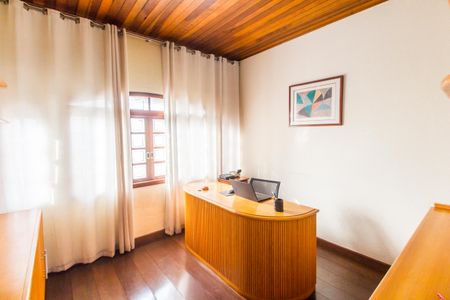 Casa de condomínio à venda com 438m², 3 quartos e 3 vagas Casa de condomínio à venda com 438m², 3 quartos e 3 vagasEscritório