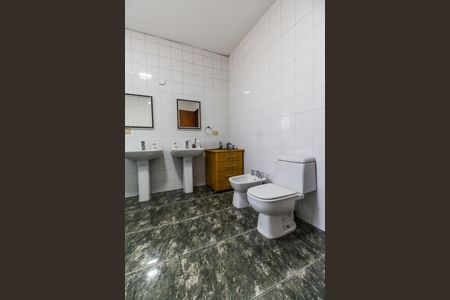 Casa de condomínio à venda com 438m², 3 quartos e 3 vagas Casa de condomínio à venda com 438m², 3 quartos e 3 vagasBanheiro da Suíte