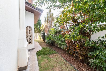 Casa de condomínio à venda com 438m², 3 quartos e 3 vagas Casa de condomínio à venda com 438m², 3 quartos e 3 vagasQuintal