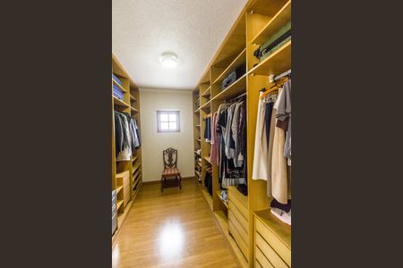 Casa de condomínio à venda com 438m², 3 quartos e 3 vagas Casa de condomínio à venda com 438m², 3 quartos e 3 vagasCloset da suíte