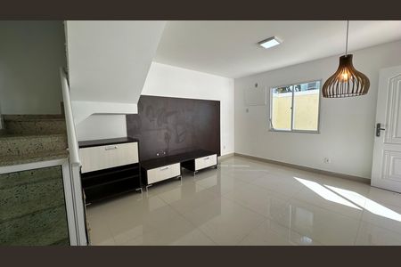 Sala de casa de condomínio para alugar com 3 quartos, 150m² em Recreio dos Bandeirantes, Rio de Janeiro