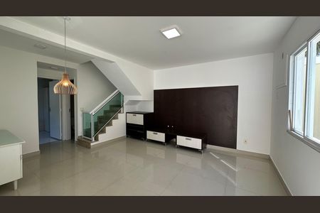 Sala de casa de condomínio para alugar com 3 quartos, 150m² em Recreio dos Bandeirantes, Rio de Janeiro