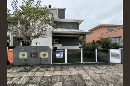 Casa para alugar com 120m², 4 quartos e 2 vagas Casa para alugar com 120m², 4 quartos e 2 vagasFachada