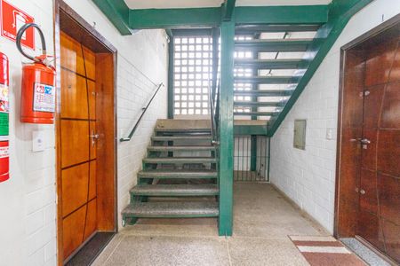 Apartamento para alugar com 66m², 2 quartos e 1 vagaEscada do prédio 