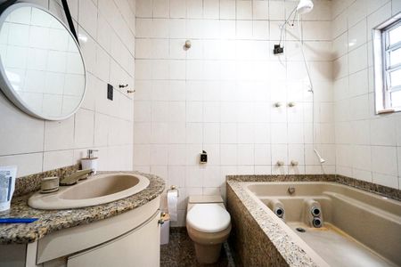 Casa para alugar com 280m², 3 quartos e 2 vagasBanheiro social