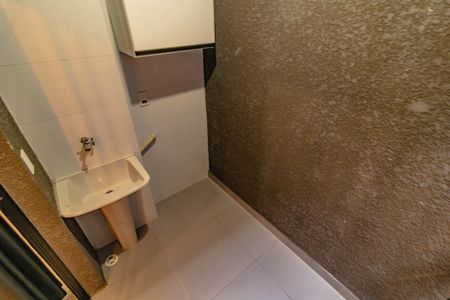 Banheiro Social de kitnet/studio para alugar com 1 quarto, 25m² em Jardim Oriental, São Paulo