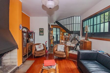 Casa à venda com 330m², 3 quartos e 2 vagas Casa à venda com 330m², 3 quartos e 2 vagasSala