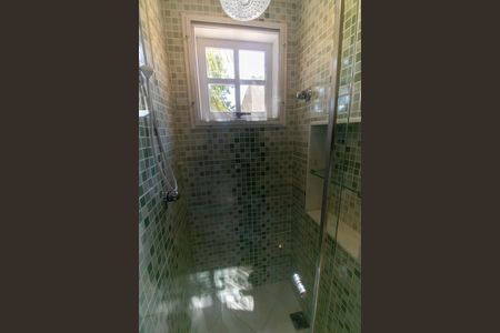 Casa à venda com 360m², 5 quartos e 3 vagas Casa à venda com 360m², 5 quartos e 3 vagasBanheiro da Suíte 2