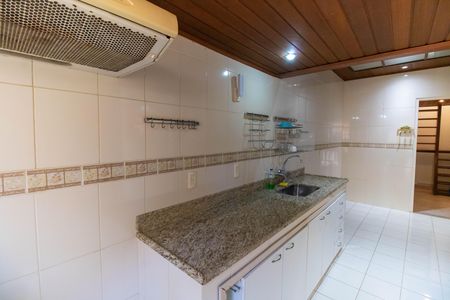 Casa à venda com 360m², 5 quartos e 3 vagas Casa à venda com 360m², 5 quartos e 3 vagasCozinha