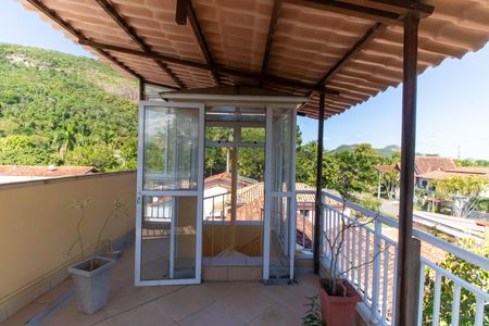 Casa à venda com 360m², 5 quartos e 3 vagas Casa à venda com 360m², 5 quartos e 3 vagasTerraço
