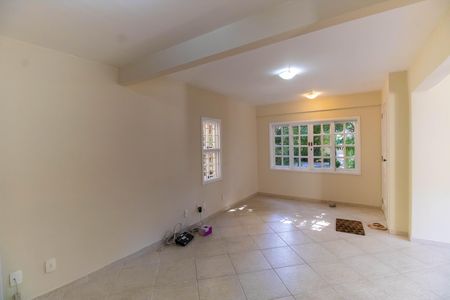 Casa à venda com 360m², 5 quartos e 3 vagas Casa à venda com 360m², 5 quartos e 3 vagasSala