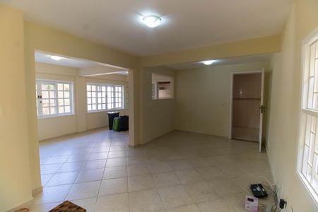 Casa à venda com 360m², 5 quartos e 3 vagas Casa à venda com 360m², 5 quartos e 3 vagasSala