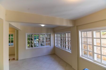 Casa à venda com 360m², 5 quartos e 3 vagas Casa à venda com 360m², 5 quartos e 3 vagasSala