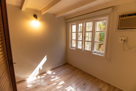 Casa à venda com 360m², 5 quartos e 3 vagas Casa à venda com 360m², 5 quartos e 3 vagasQuarto 1