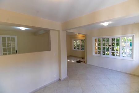 Casa à venda com 360m², 5 quartos e 3 vagas Casa à venda com 360m², 5 quartos e 3 vagasSala