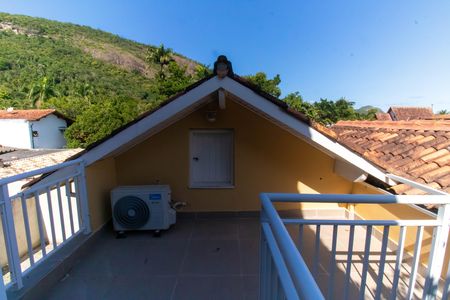 Casa à venda com 360m², 5 quartos e 3 vagas Casa à venda com 360m², 5 quartos e 3 vagasVaranda