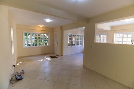 Casa à venda com 360m², 5 quartos e 3 vagas Casa à venda com 360m², 5 quartos e 3 vagasSala