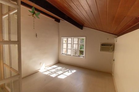 Casa à venda com 360m², 5 quartos e 3 vagas Casa à venda com 360m², 5 quartos e 3 vagasQuarto 2